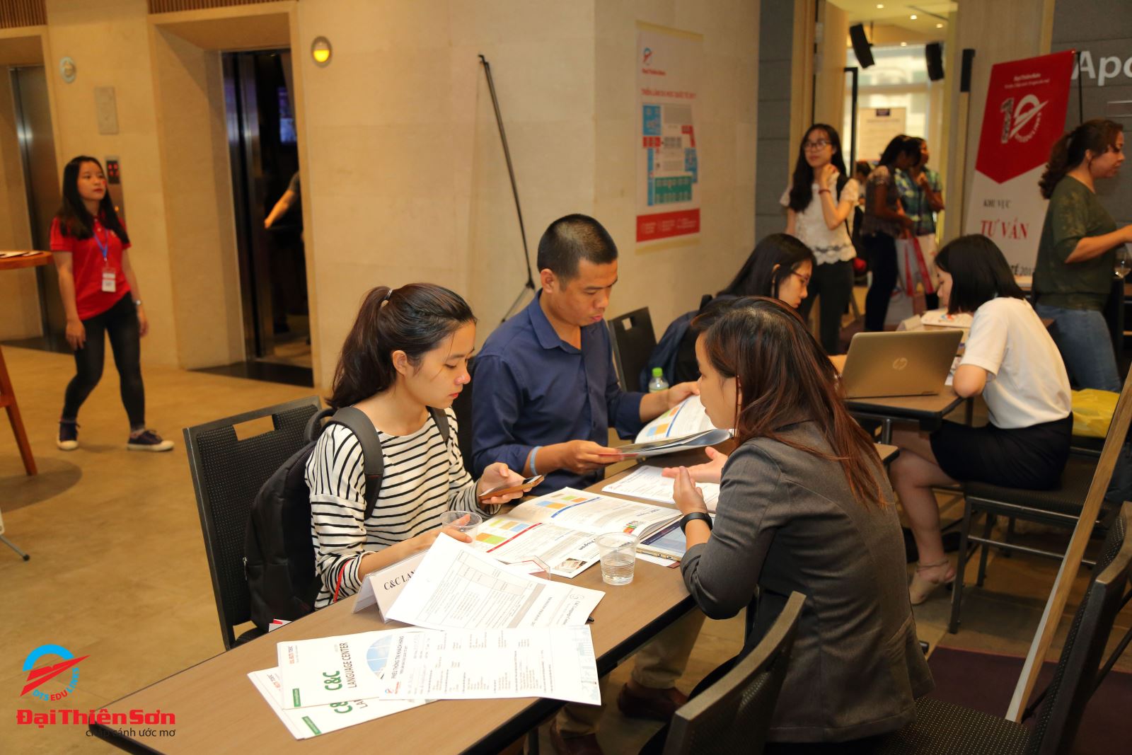  Các học sinh được tư vấn miễn phí tại buổi hội thảo - Du học Đại Thiên Sơn DTS