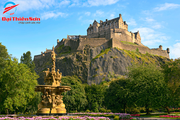 TOP ĐỊA ĐIỂM DU LỊCH ANH QUỐC “HOT” NHẤT MÙA HÈ CHO DU HỌC SINH Edinburgh Castle